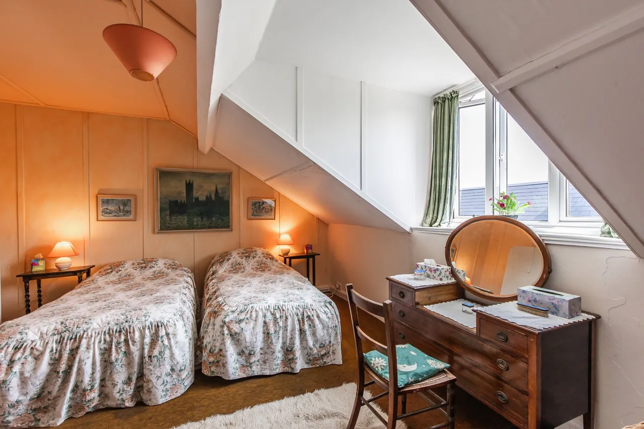 Spacious Six-Bed Home with Sea Views, photo 14