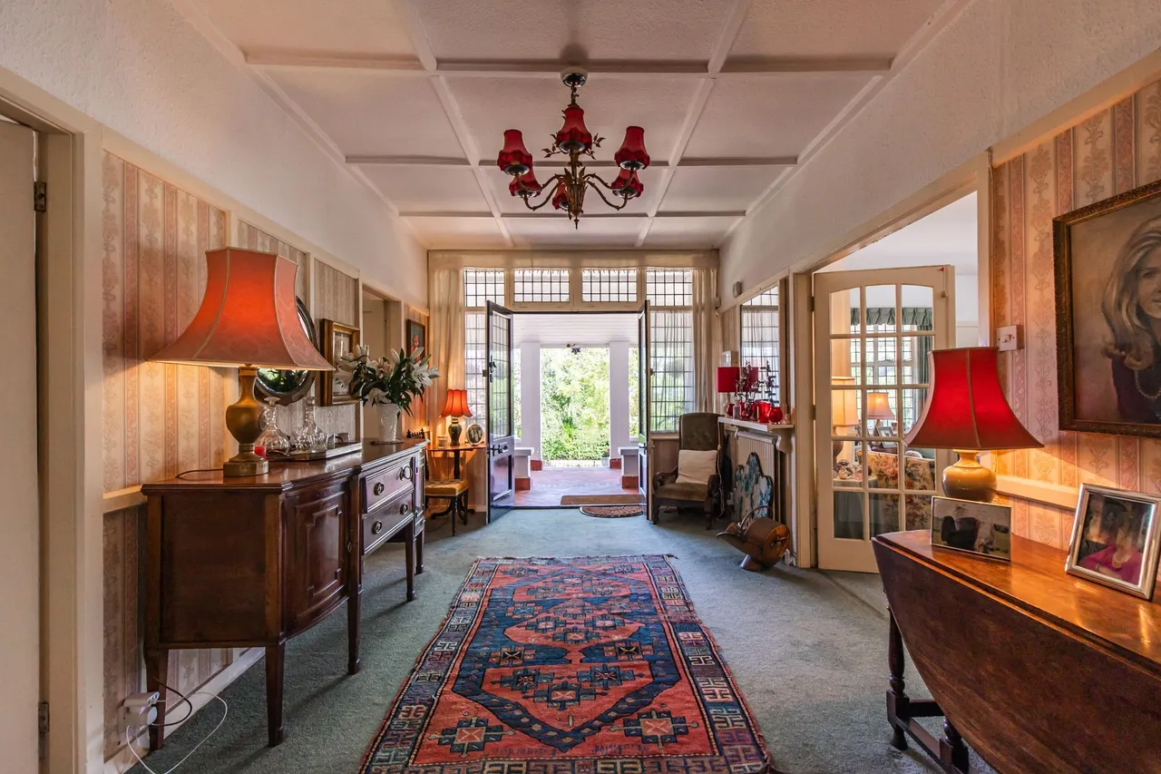 Spacious Six-Bed Home with Sea Views, photo 2