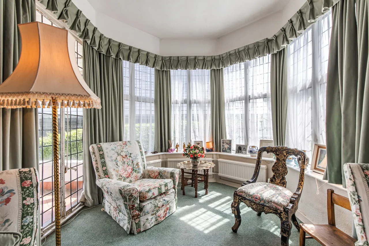 Spacious Six-Bed Home with Sea Views, photo 9