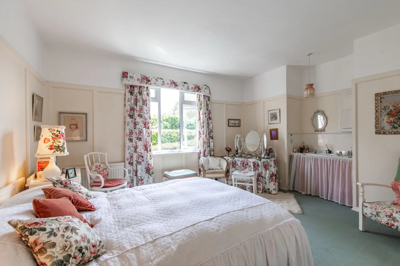Spacious Six-Bed Home with Sea Views, photo 12