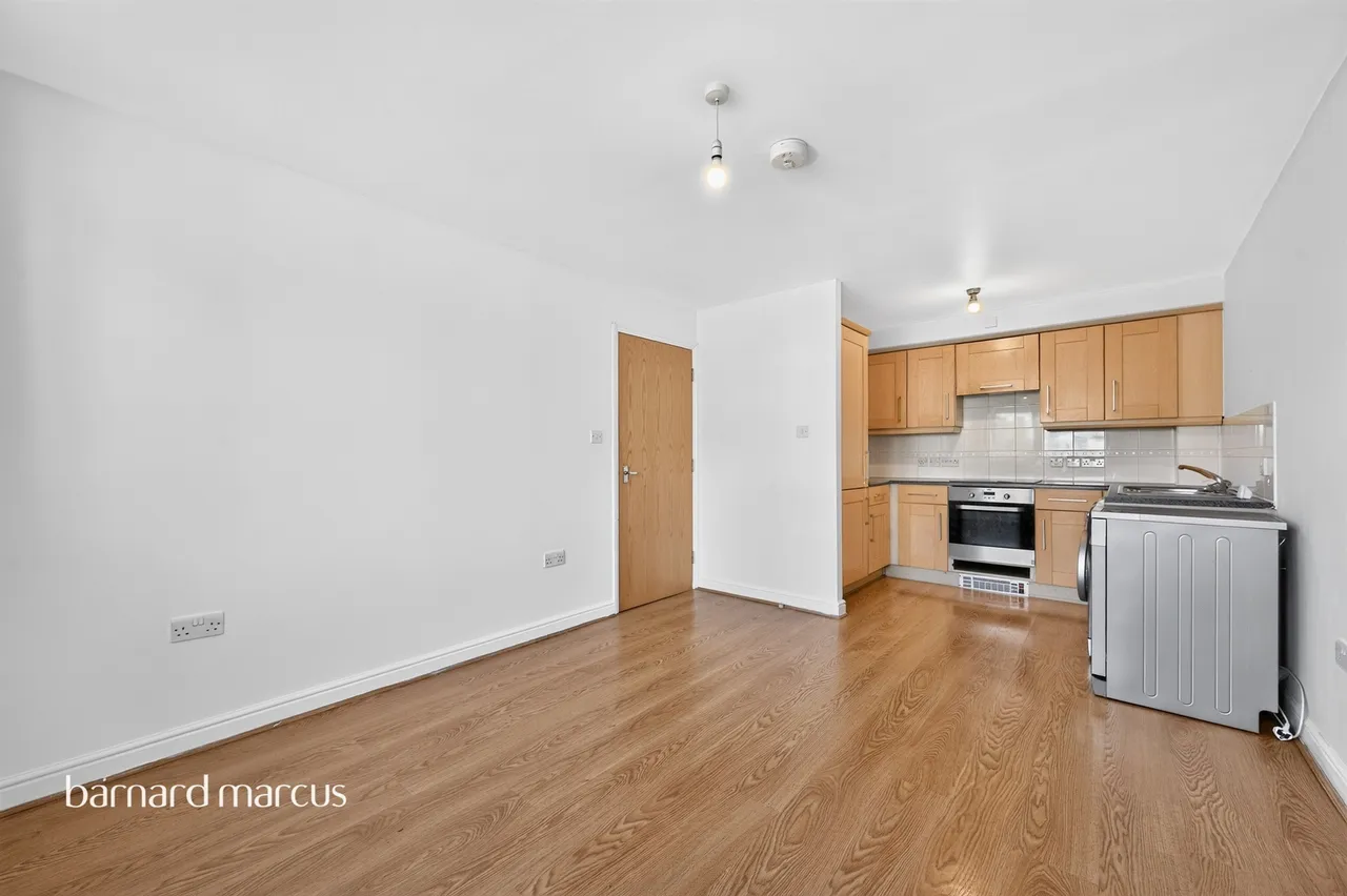 Balham High Road, London, SW17, photo 2
