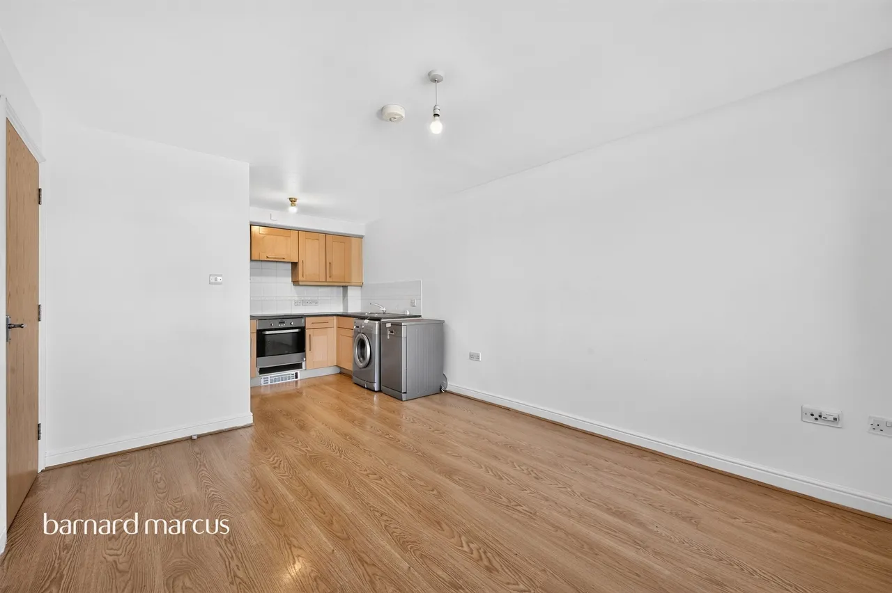 Balham High Road, London, SW17, photo 9