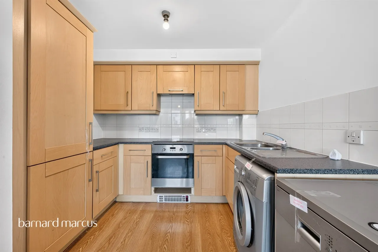 Balham High Road, London, SW17, photo 12