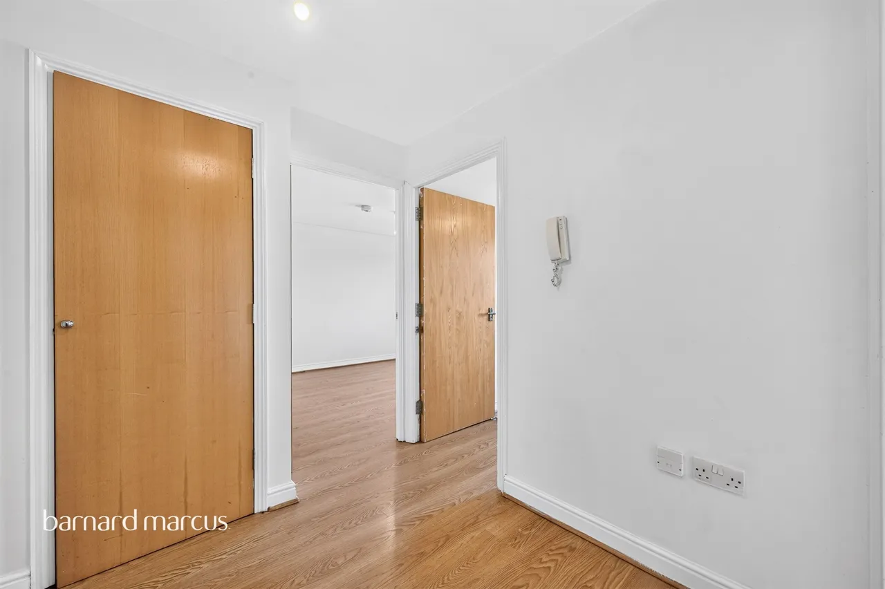 Balham High Road, London, SW17, photo 13