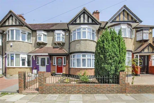 3 bed house for sale — Victoria Road, Ruislip Manor