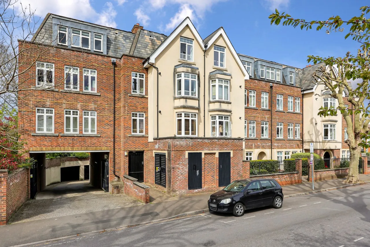 1 bed flat for sale — Albany Park Road, Kingston Upon Thames