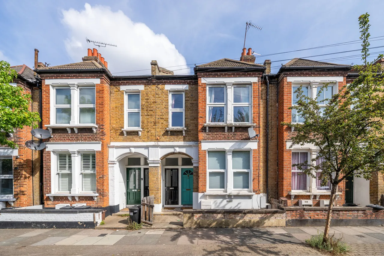 3 bed flat for sale, Renmuir Street, London, SW17