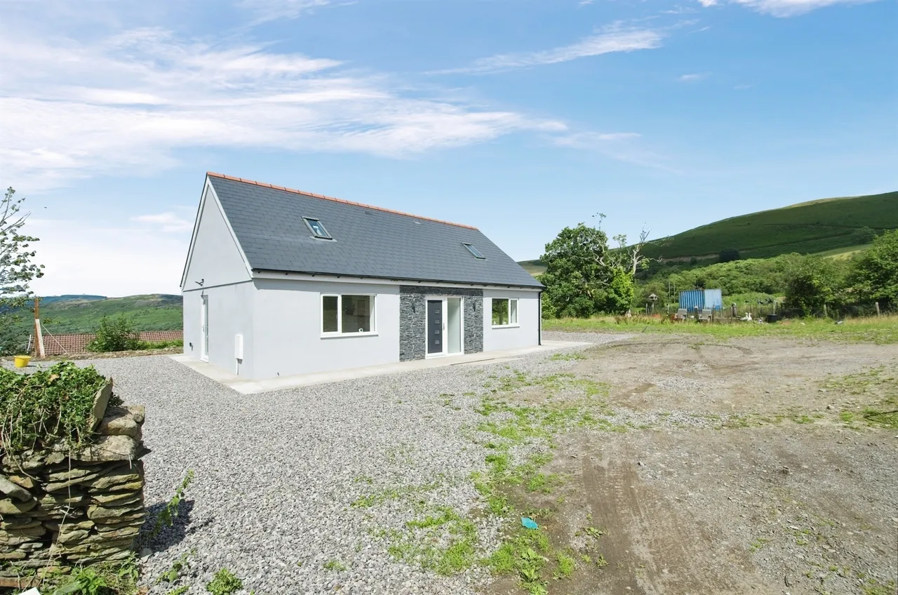 4 bed house to rent, Bodwenarth Farm PONTYPRIDD, CF37