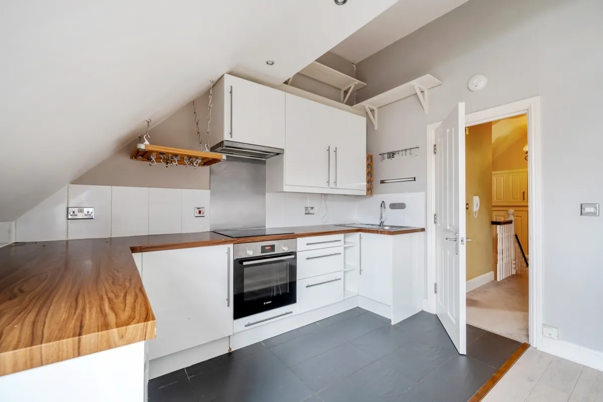 High Street Weybridge KT13, photo 2