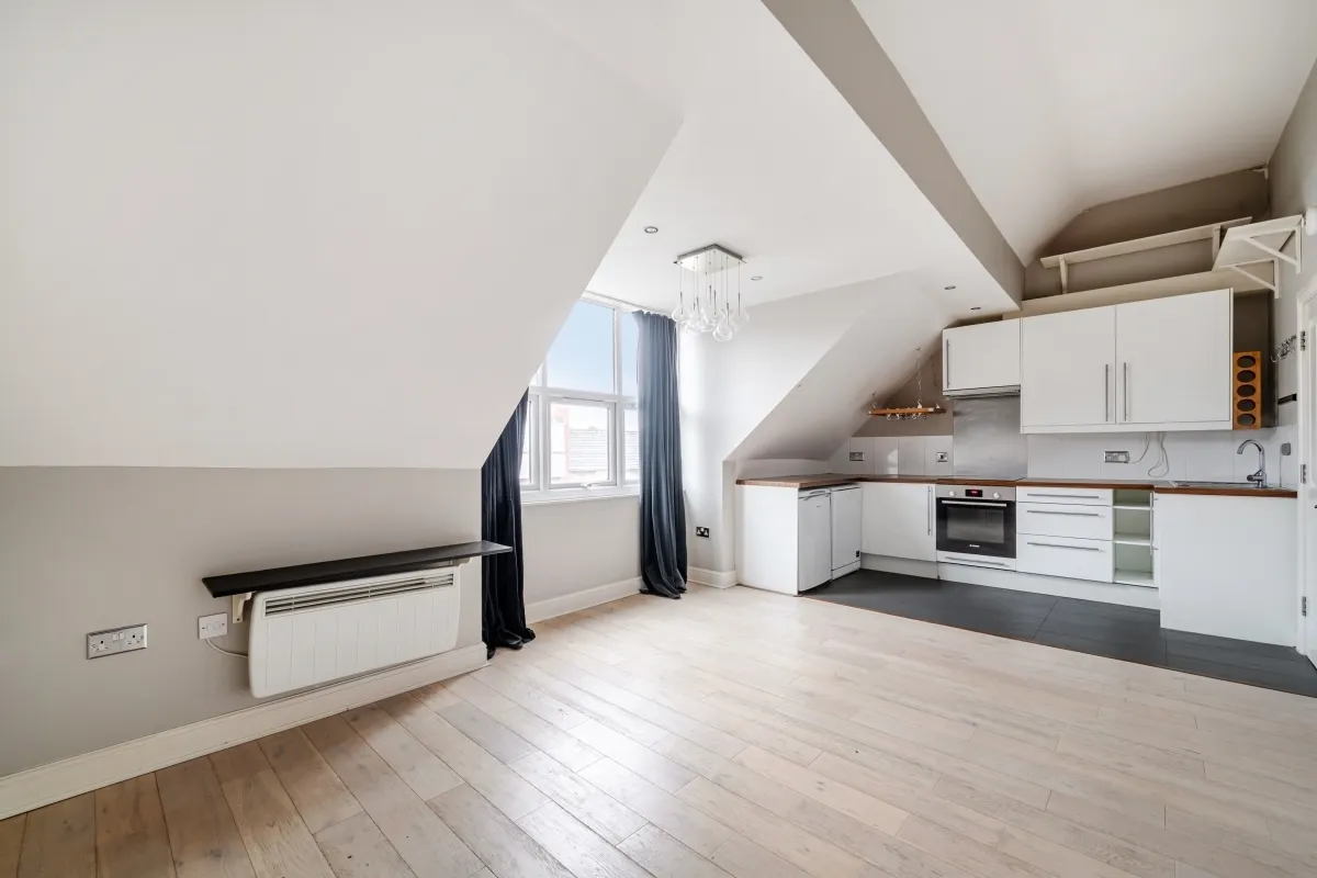 1 bed flat to rent — High Street Weybridge KT13