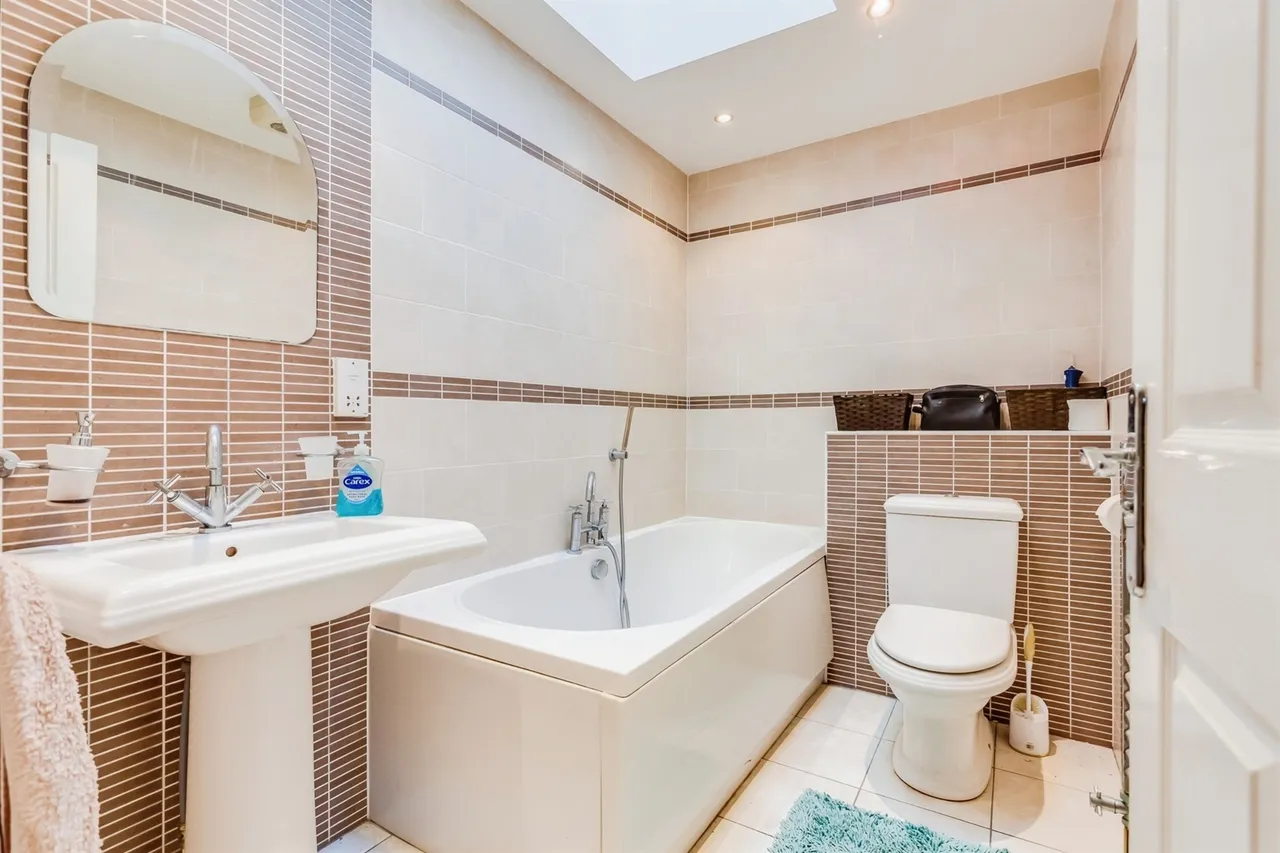 Walton Lane, WAKEFIELD, photo 10