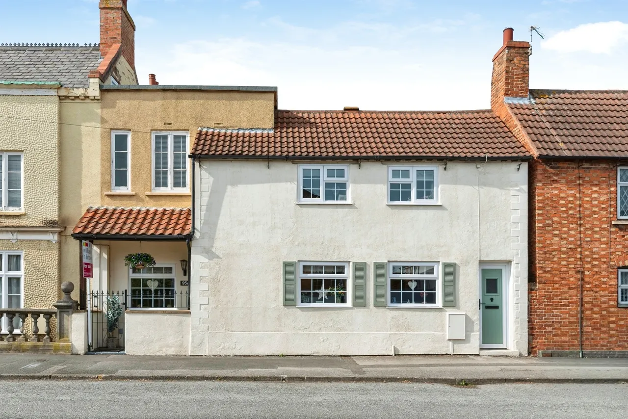 3 bed house for sale — Main Street, Balderton, Newark