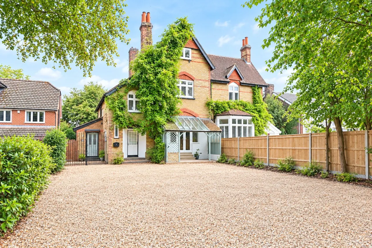 4 bed house for sale — Gally Hill Road, Church Crookham, Fleet, Hampshire, GU52 6QE