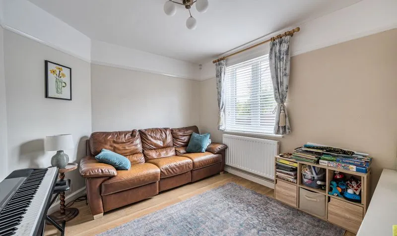 Kingston Avenue, Leatherhead, KT22, photo 8