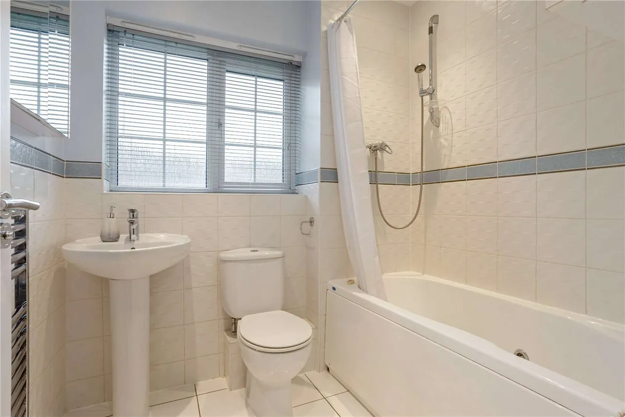 Umberstones, Virginia Water, Surrey, GU25 4JL, photo 11