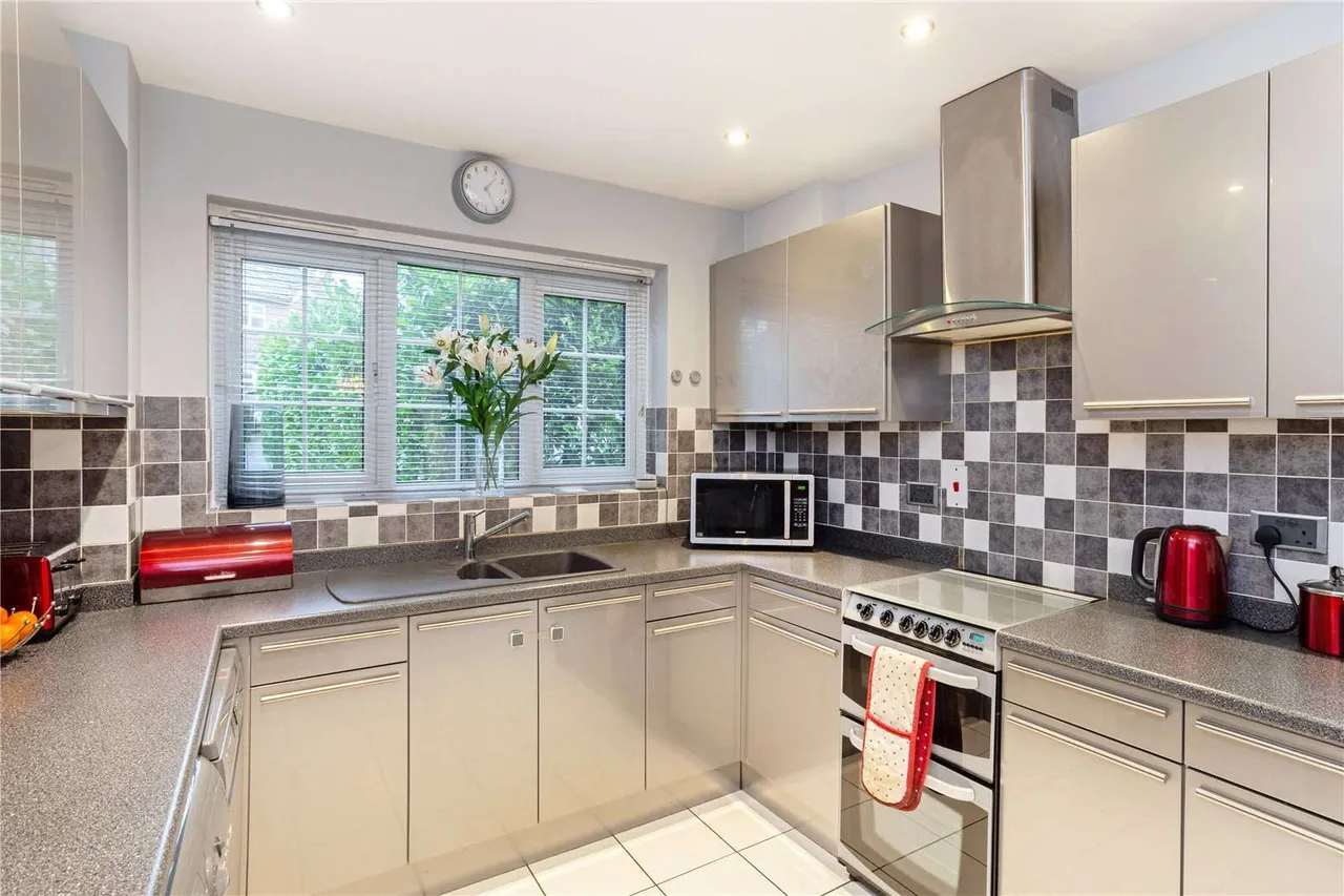 Umberstones, Virginia Water, Surrey, GU25 4JL, photo 2