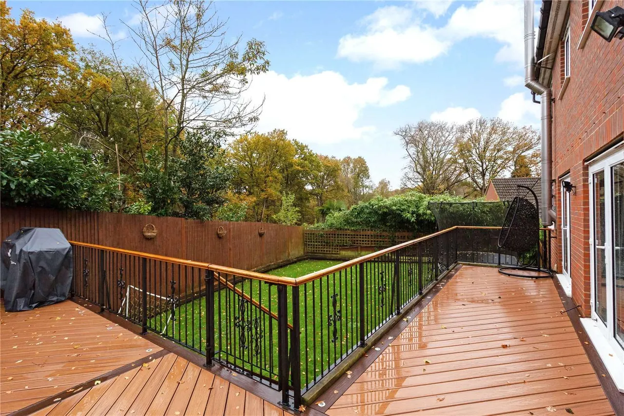 Umberstones, Virginia Water, Surrey, GU25 4JL, photo 4