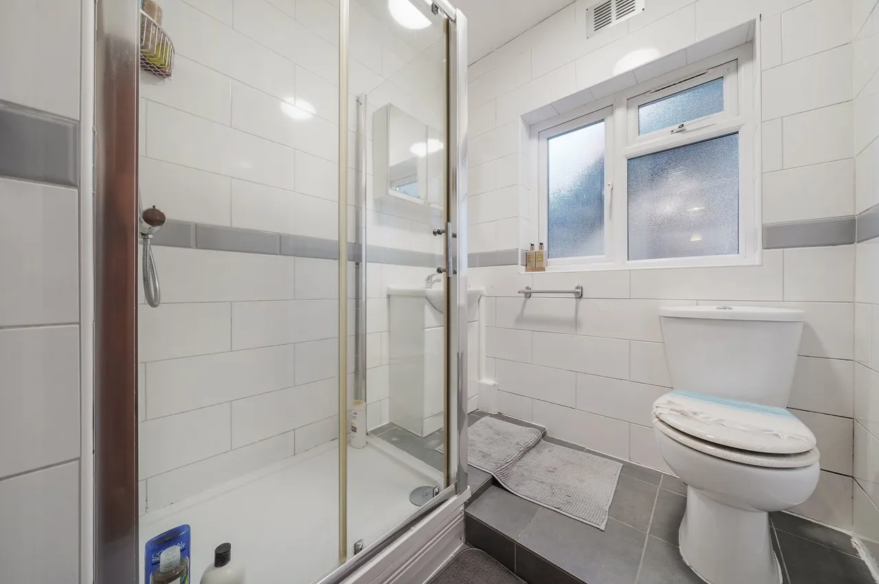 Green Lanes, London, N21, photo 11