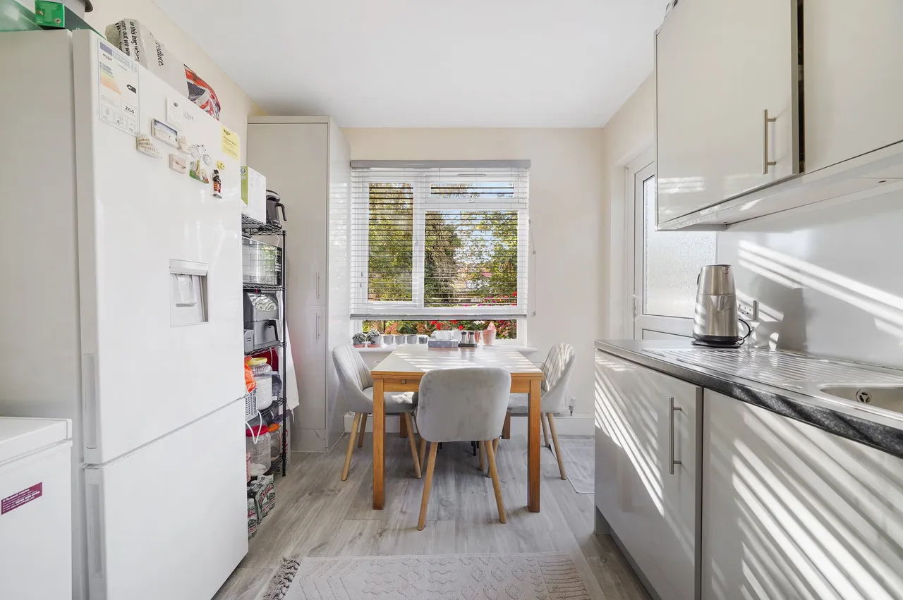 Green Lanes, London, N21, photo 4
