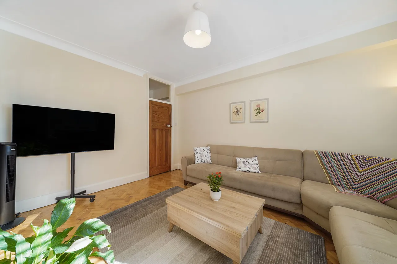 Green Lanes, London, N21, photo 14