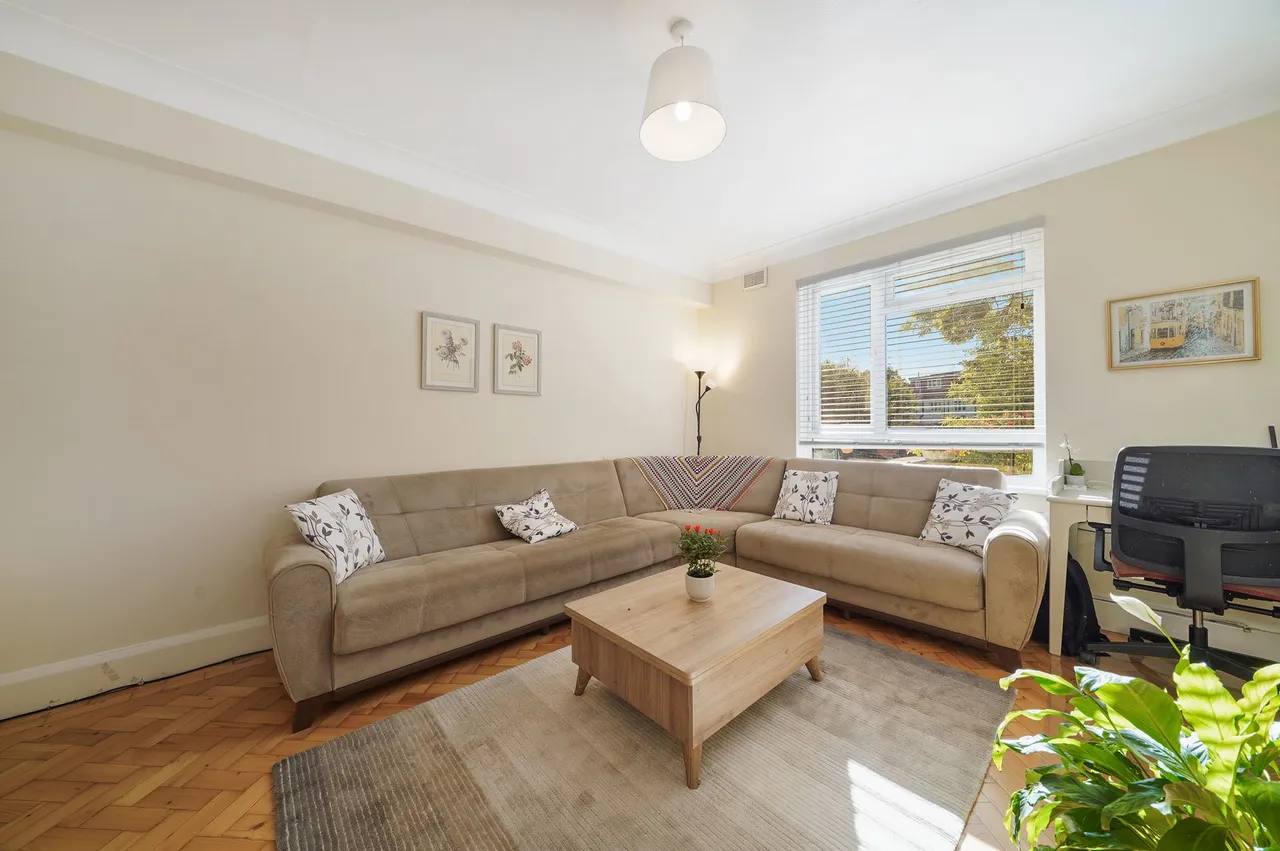 Green Lanes, London, N21, photo 10