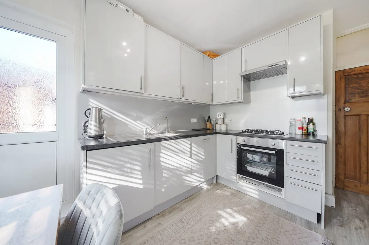 Green Lanes, London, N21, photo 13