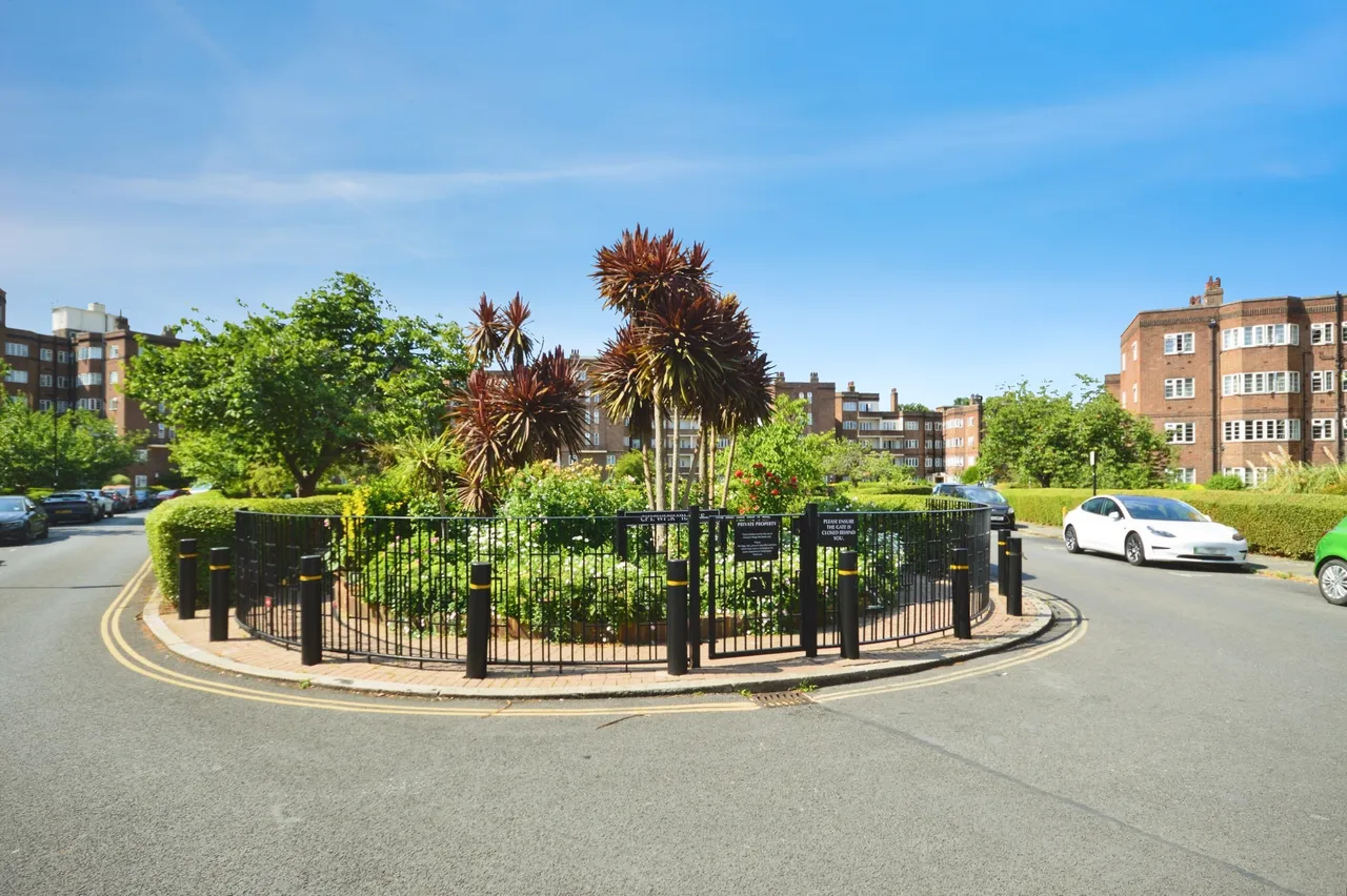 Chiswick Village, London, photo 2
