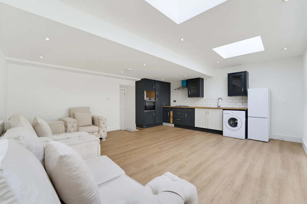 2 bed flat to rent, Surrey, KT12