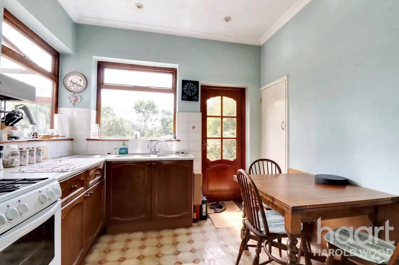 Harrow Crescent, Harold Hill, RM3, photo 16