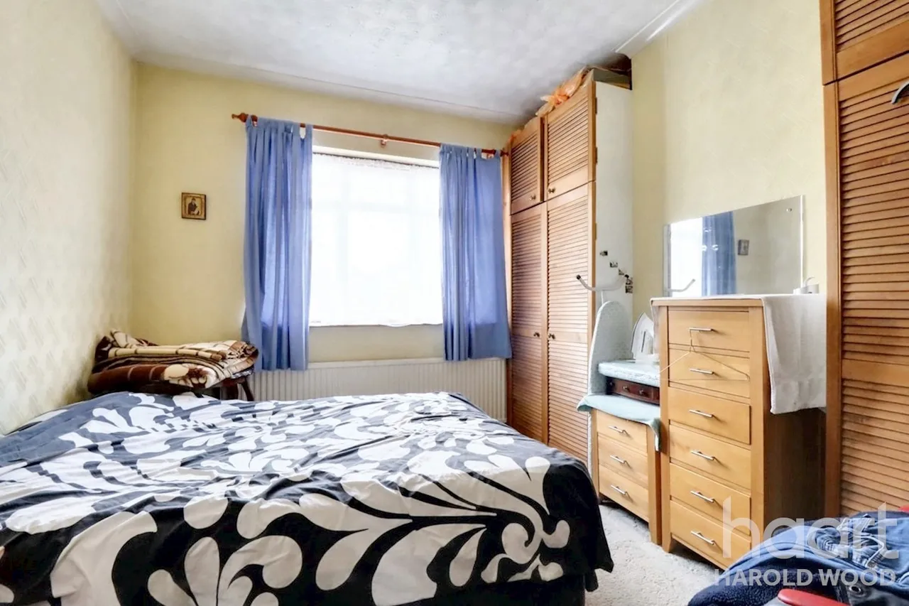 Harrow Crescent, Harold Hill, RM3, photo 10