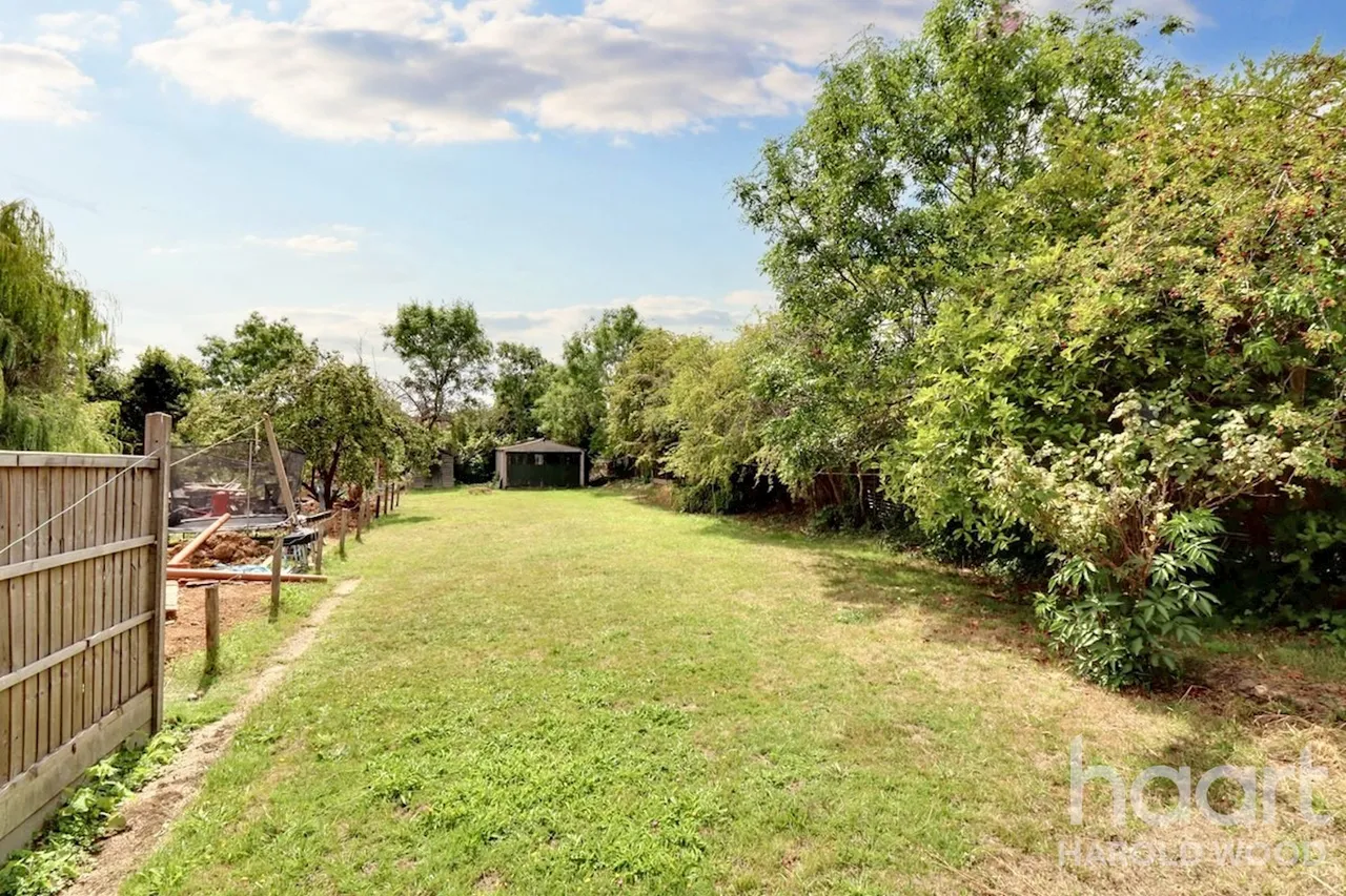Harrow Crescent, Harold Hill, RM3, photo 7