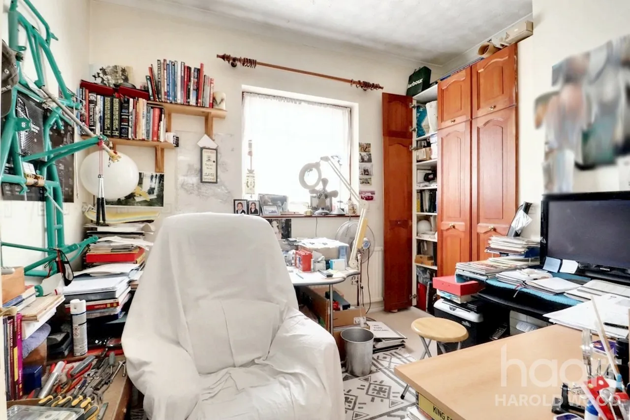 Harrow Crescent, Harold Hill, RM3, photo 12