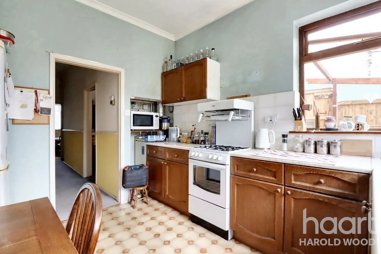 Harrow Crescent, Harold Hill, RM3, photo 6