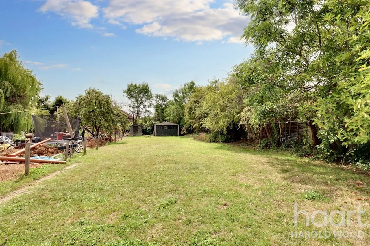 Harrow Crescent, Harold Hill, RM3, photo 8