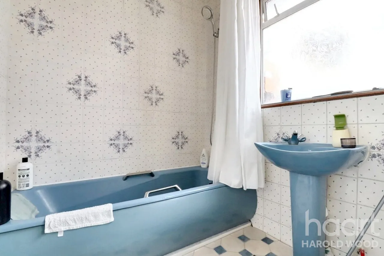 Harrow Crescent, Harold Hill, RM3, photo 14