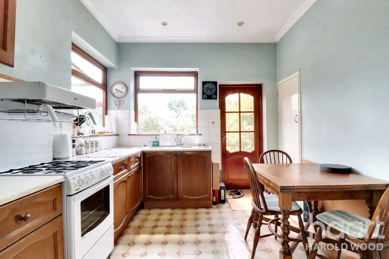 Harrow Crescent, Harold Hill, RM3, photo 5