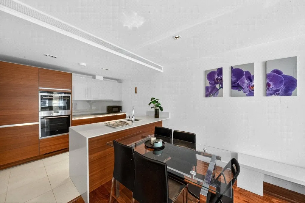 Kew Bridge Road, Brentford, TW8, photo 3