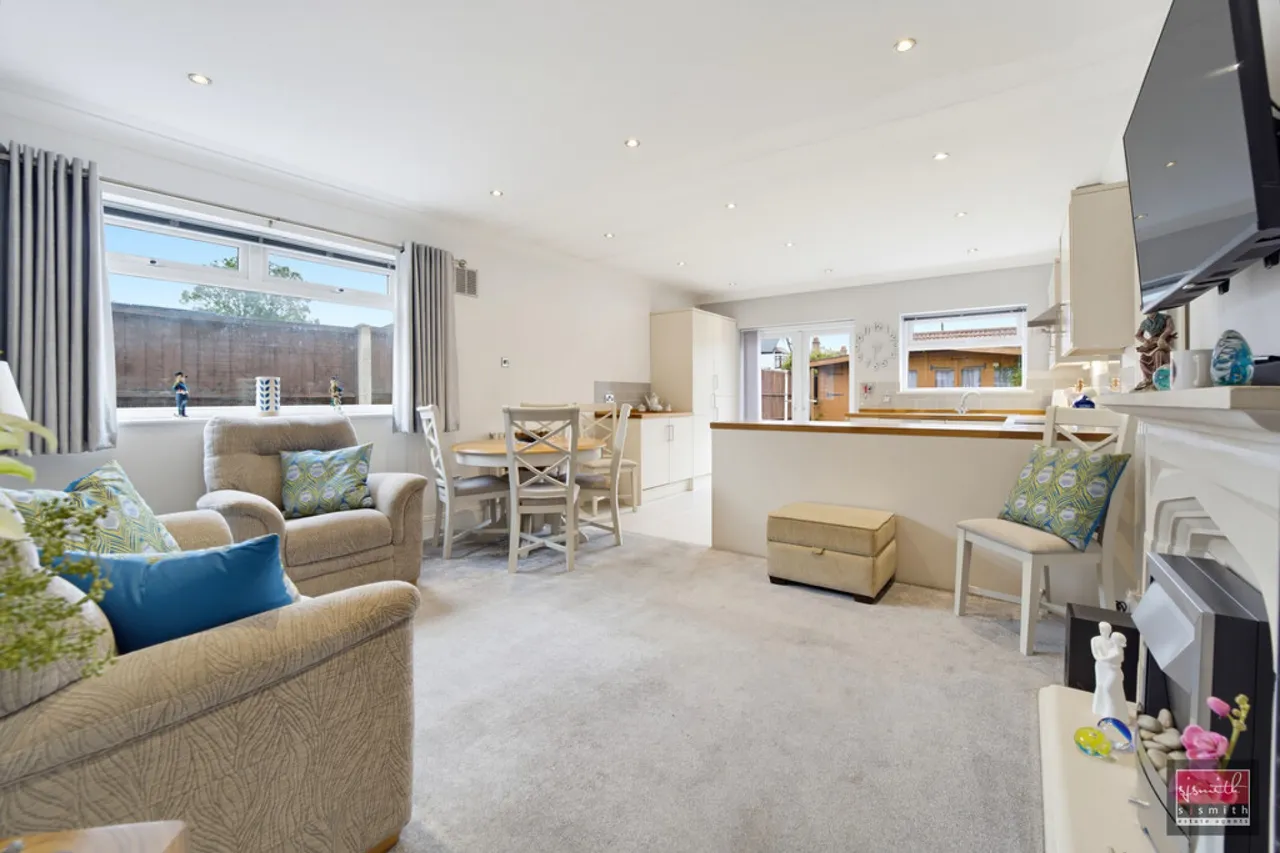 Ferndale Road, Ashford, photo 6