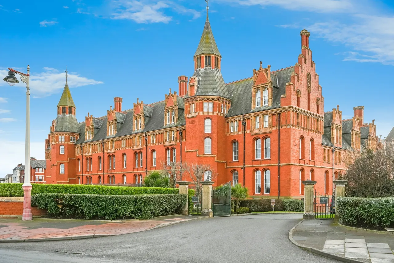 2 bed flat for sale, Promenade, Southport, PR9
