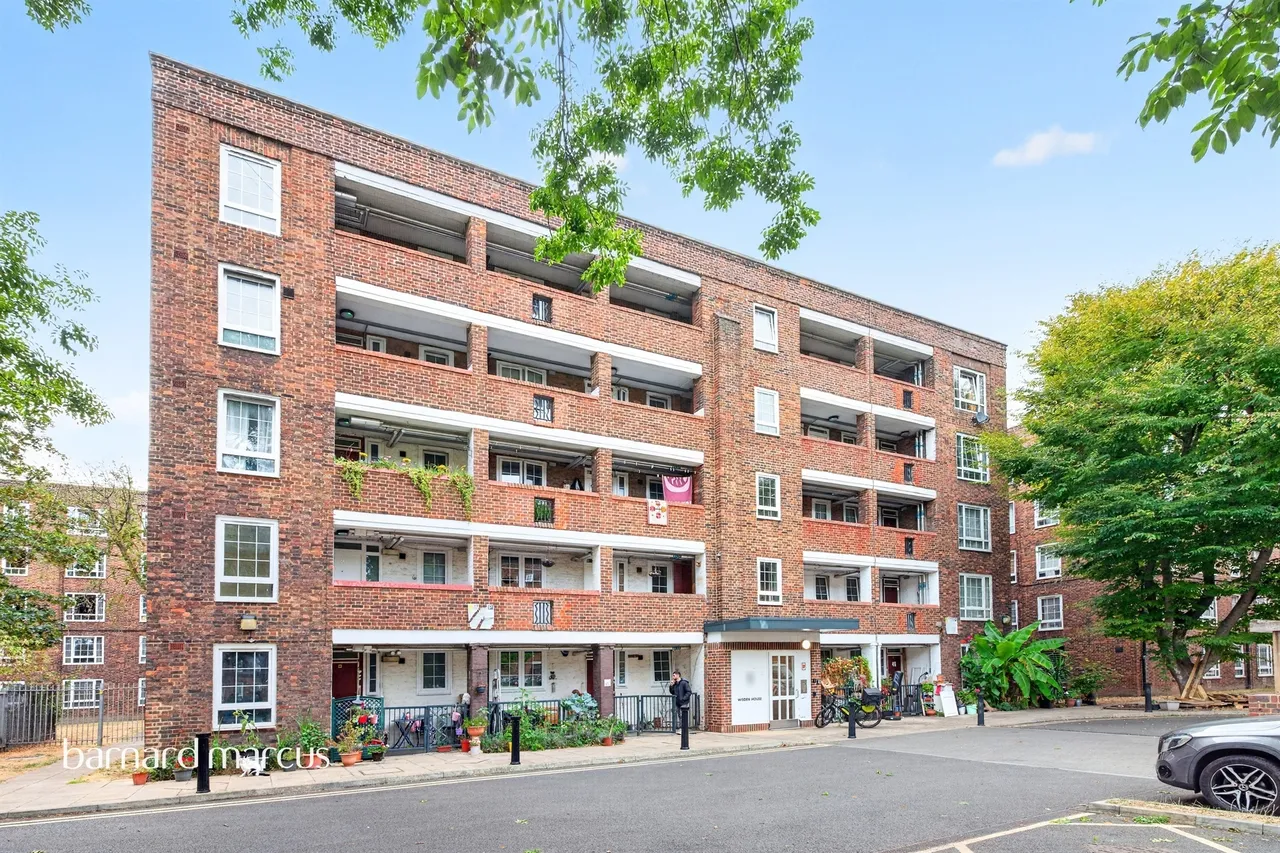 3 bed flat for sale — Meadow Road, London