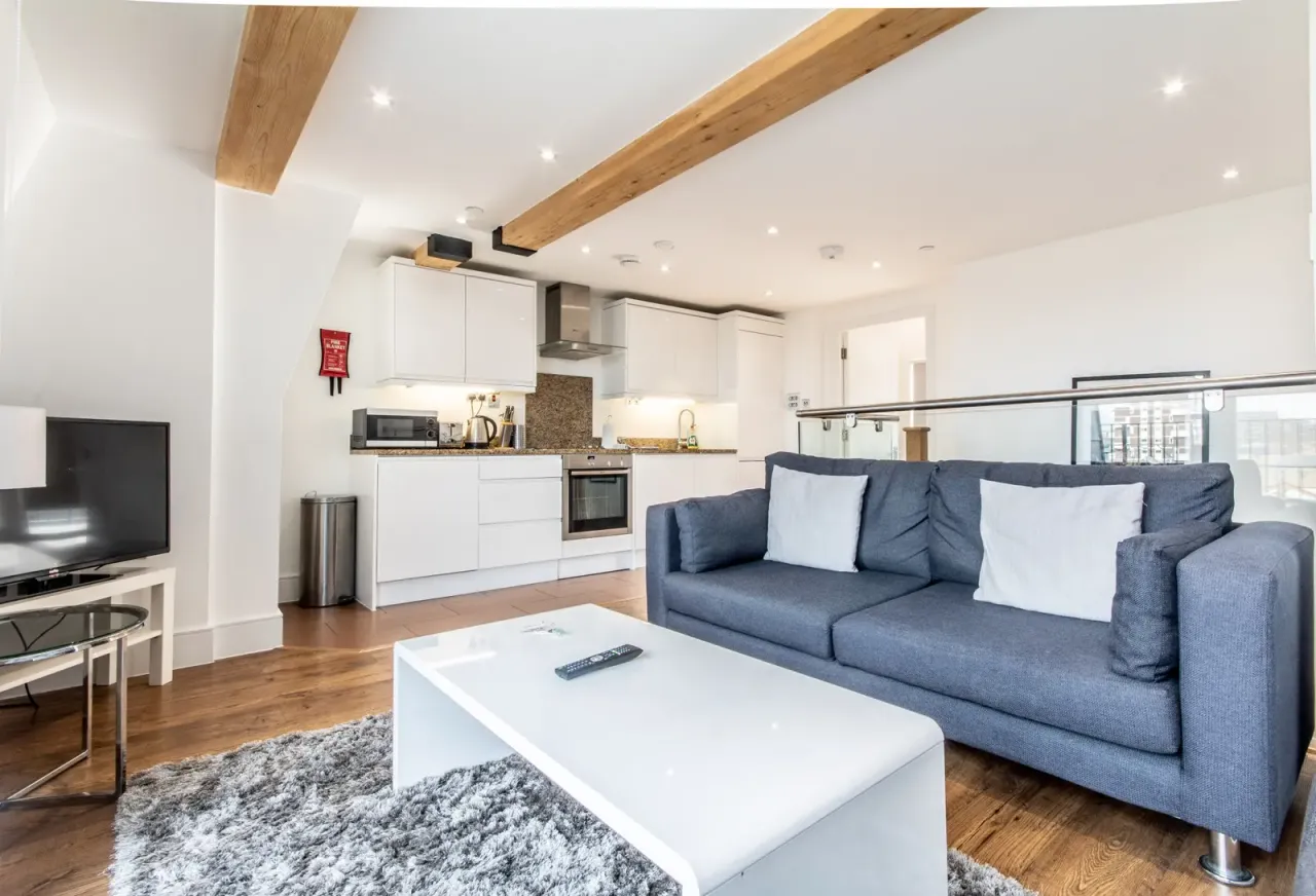 2 bed flat to rent, Commercial Road, E14