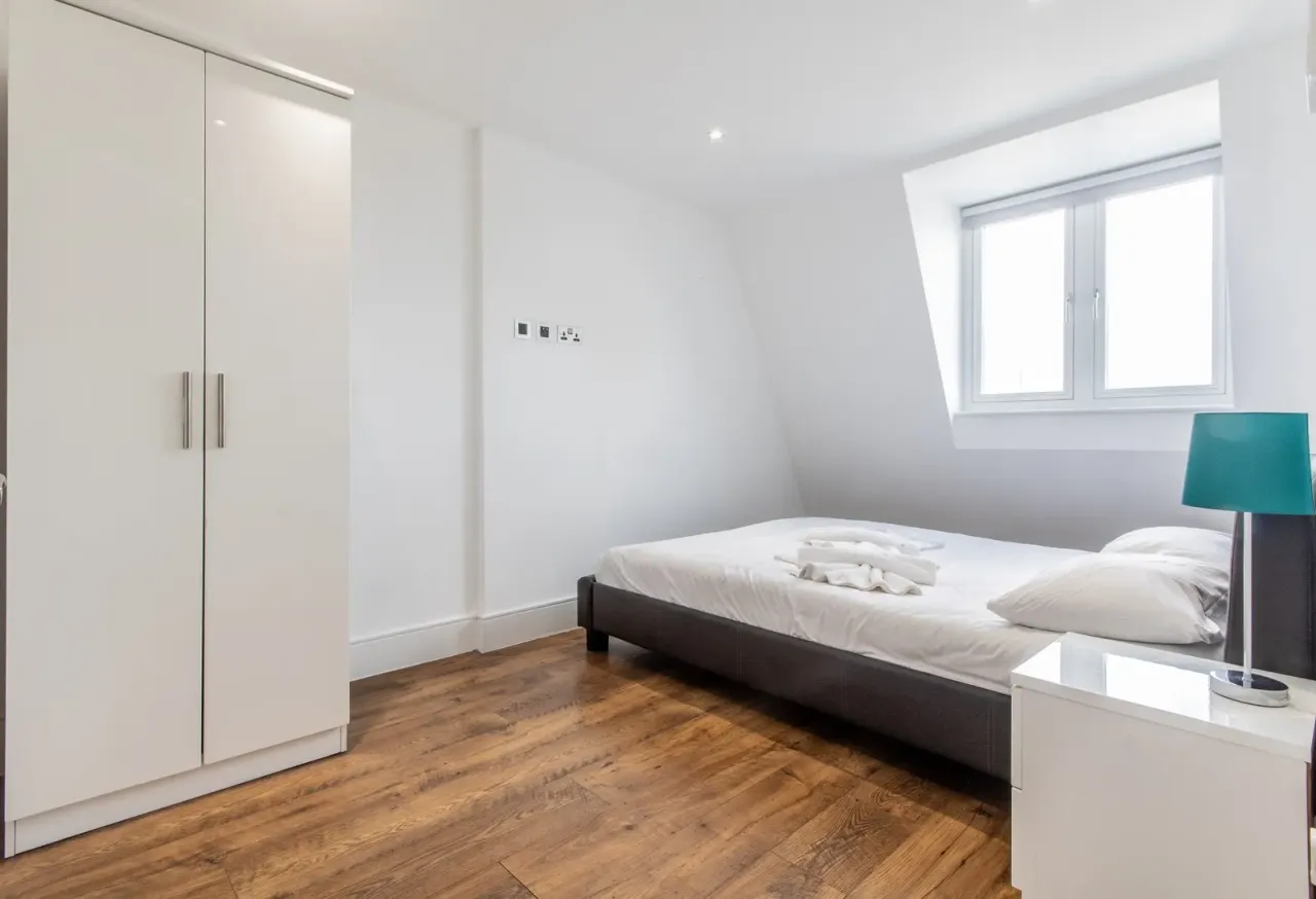 Commercial Road, E14, photo 6