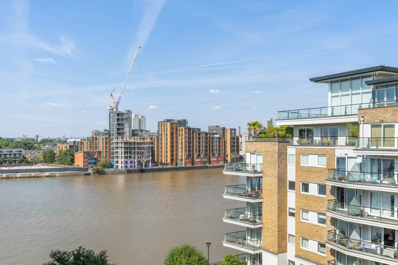 2 bed flat for sale — Smugglers Way, Riverside West
