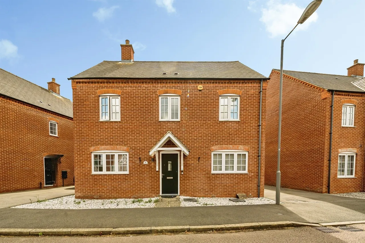 4 bed house for sale — Calville Gardens, Aylesbury