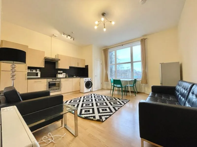 3 bed flat to rent — 50 Englands Lane, London NW3 4UE