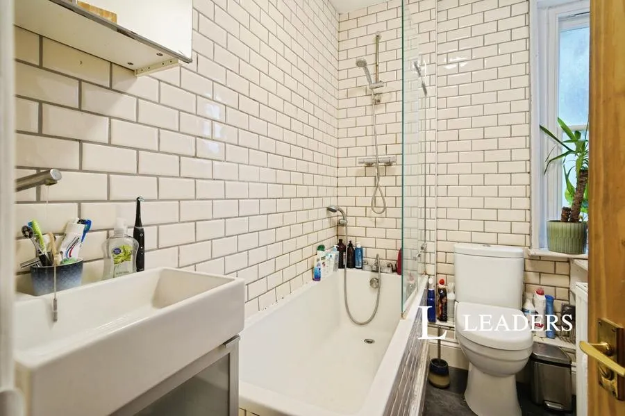 Coldharbour Lane, London, SW9, photo 20