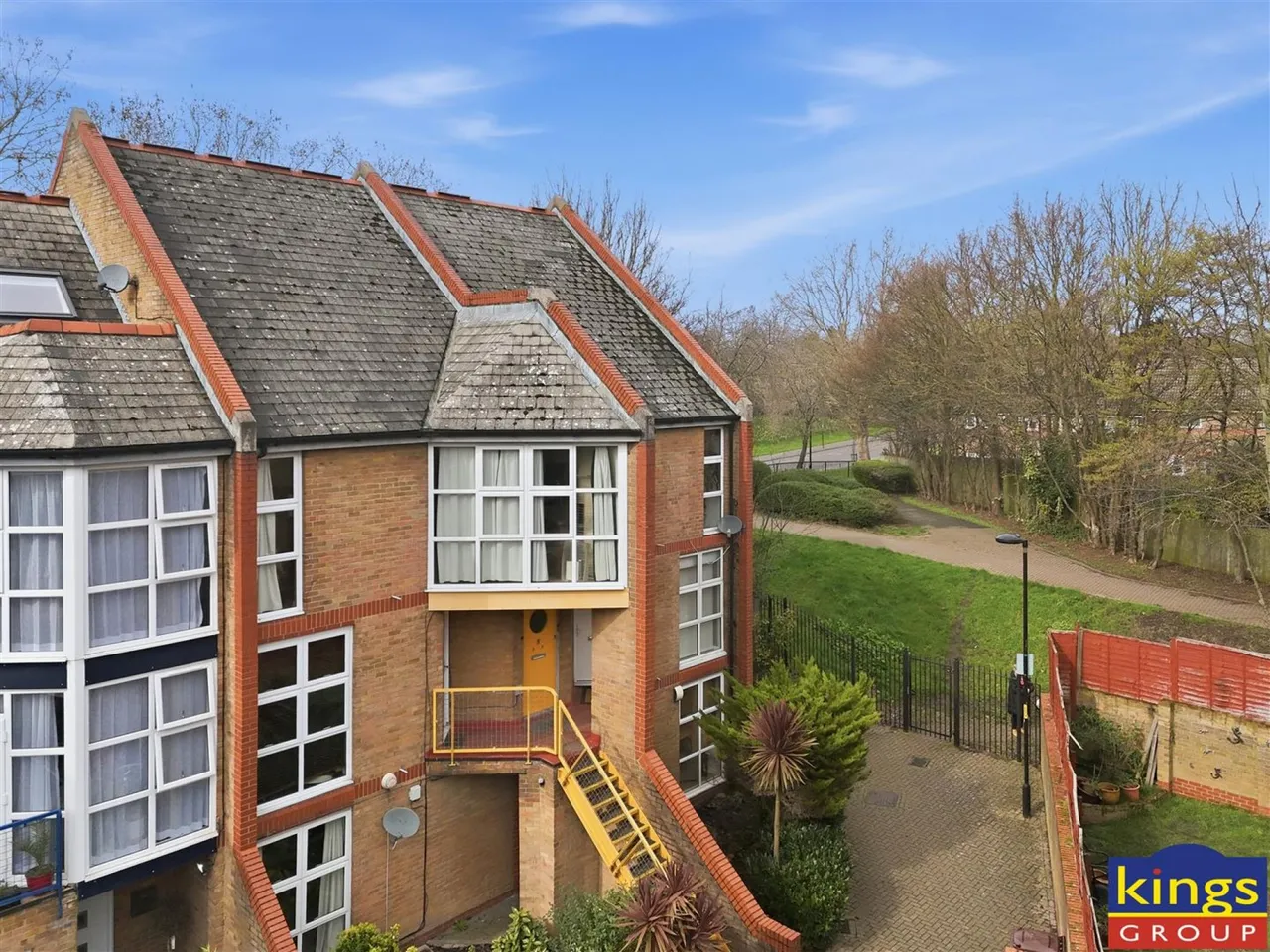 2 bed flat for sale, Bryan Road, London