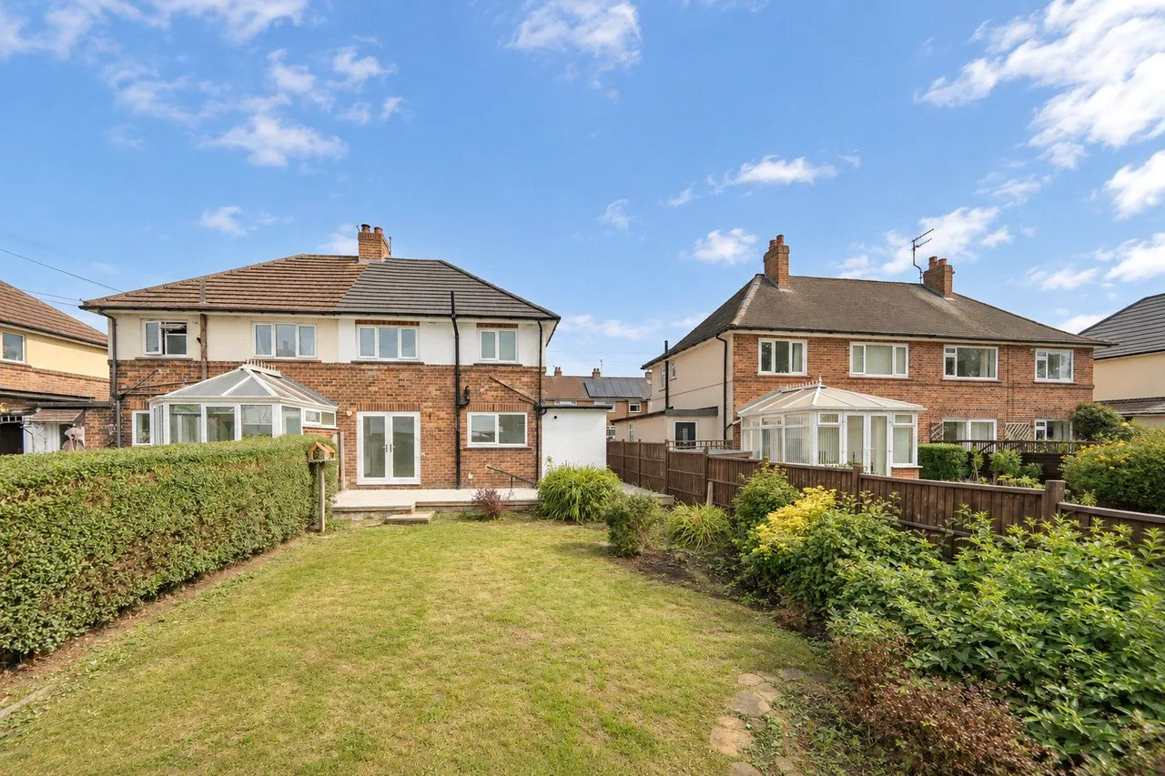 2 bed house for sale, Littlemoor Crescent, Pudsey, LS28