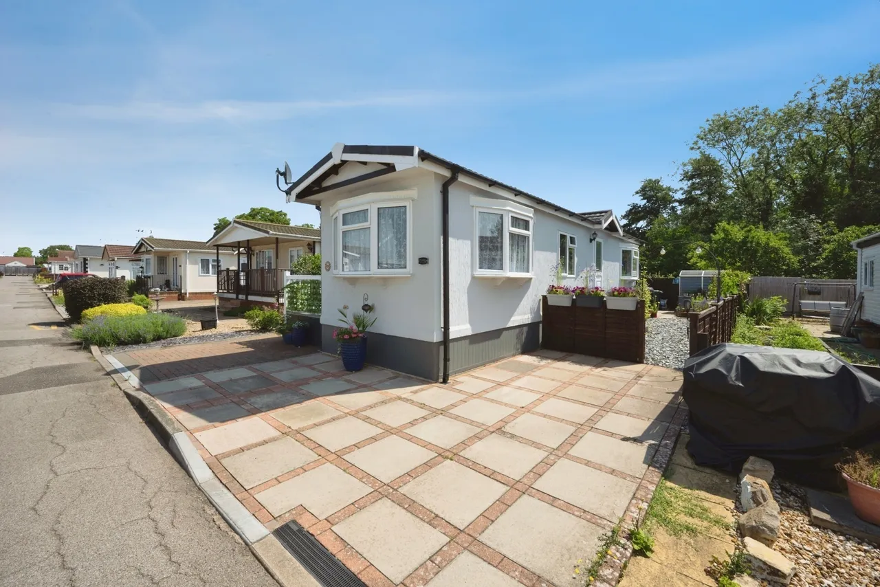 2 bed mobile home for sale — Folly Park, High Street, Clapham, Bedford, MK41