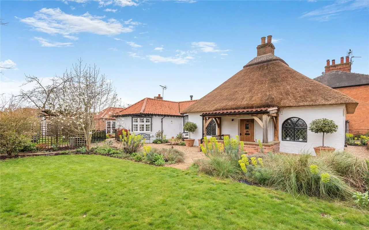 The Thatched Cottage, 19 High Street, Collingham, Newark, NG23 7LA, photo 2
